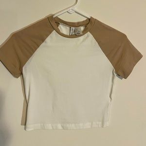 H&M White and accented light brown/beige stretchy short t-shirt.